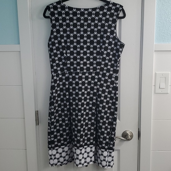 NWT Black & white sleeveless geometric print dress - Picture 4 of 5